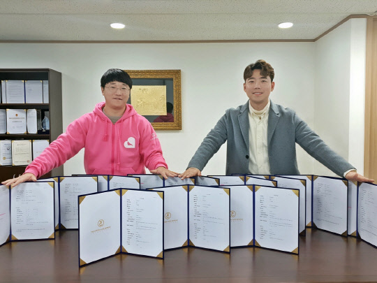 박제혁 기술이사 강덕호 대표(오른쪽). <타키온홀딩스 제공>